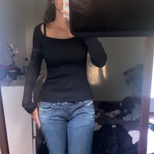 Black long sleeve  - Tröja i jättebra skick, har inte använt sa ofta eftersom jag har manga sána tröjor a jättebra kvalitet o skick ? ? snatches u up
