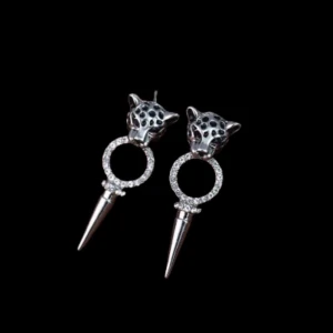Leopardörhängen med strass och spets - Coola örhängen med leopardhuvud i guld eller silver, svarta prickar och glittrande strassring. Spetsig hängande detalj ger edgy vibe. Perfekta för dig som vill sticka ut och addera lite wild style till din look.
