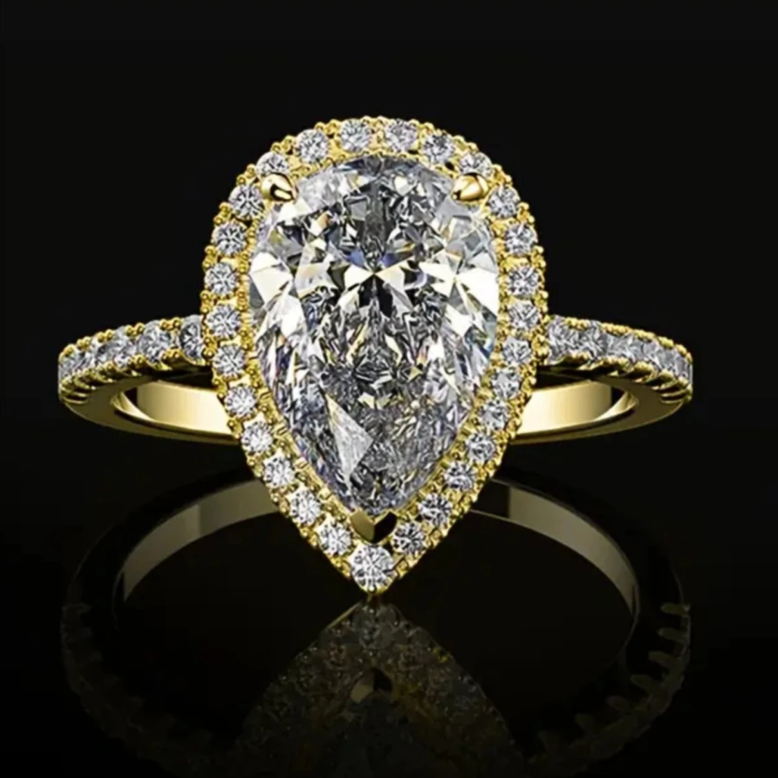 Droppformad ring med gnistrande stenar