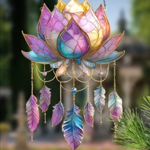 Färgglad lotus-prydnad med fjädrar - Unik prydnad med en stor lotusblomma i lila, rosa, blått och gult. Hängande fjäderdetaljer i matchande färger och tunna guldfärgade kedjor ger en bohemisk vibe. Perfekt för dig som vill sticka ut med en färgsprakande detalj i hemmet 