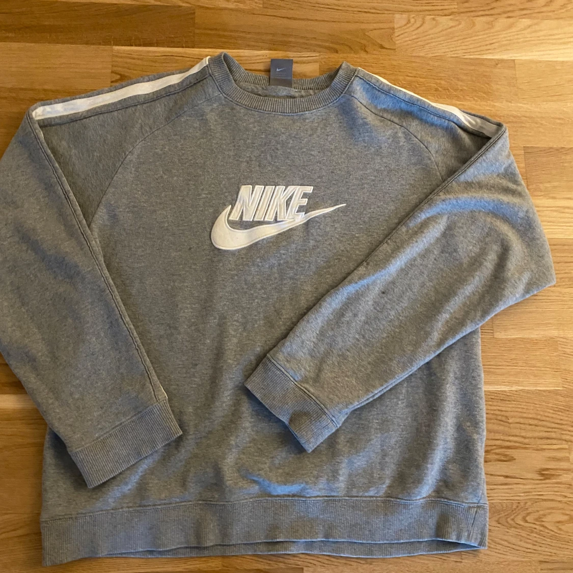 Grå Nike sweatshirt med vita detaljer