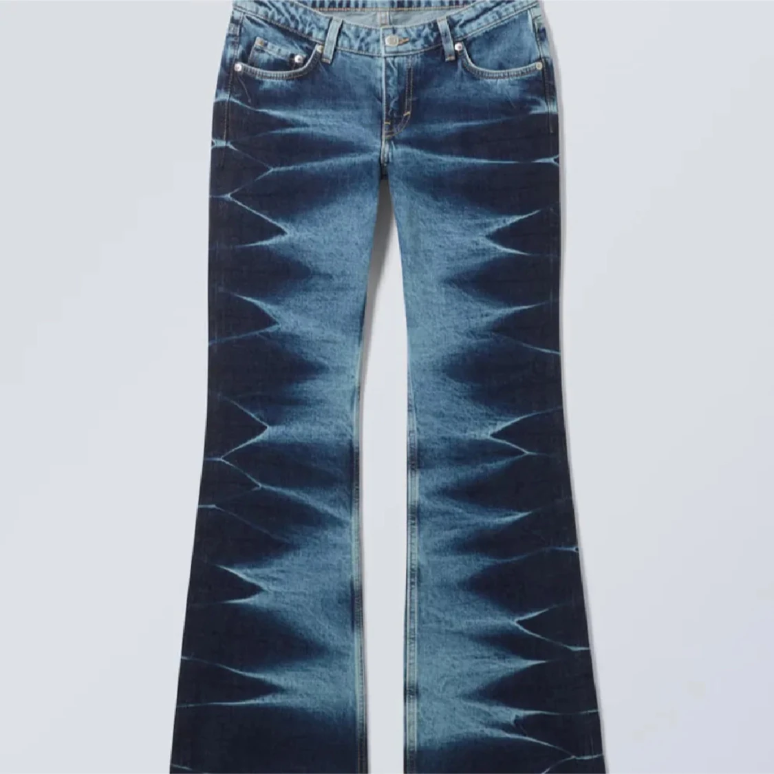 Blå bootcut jeans med mönster