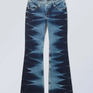 Blå bootcut jeans med mönster - Är i w26, aldrig använda köpt av en annan på Plick men blev fel storlek för mig 