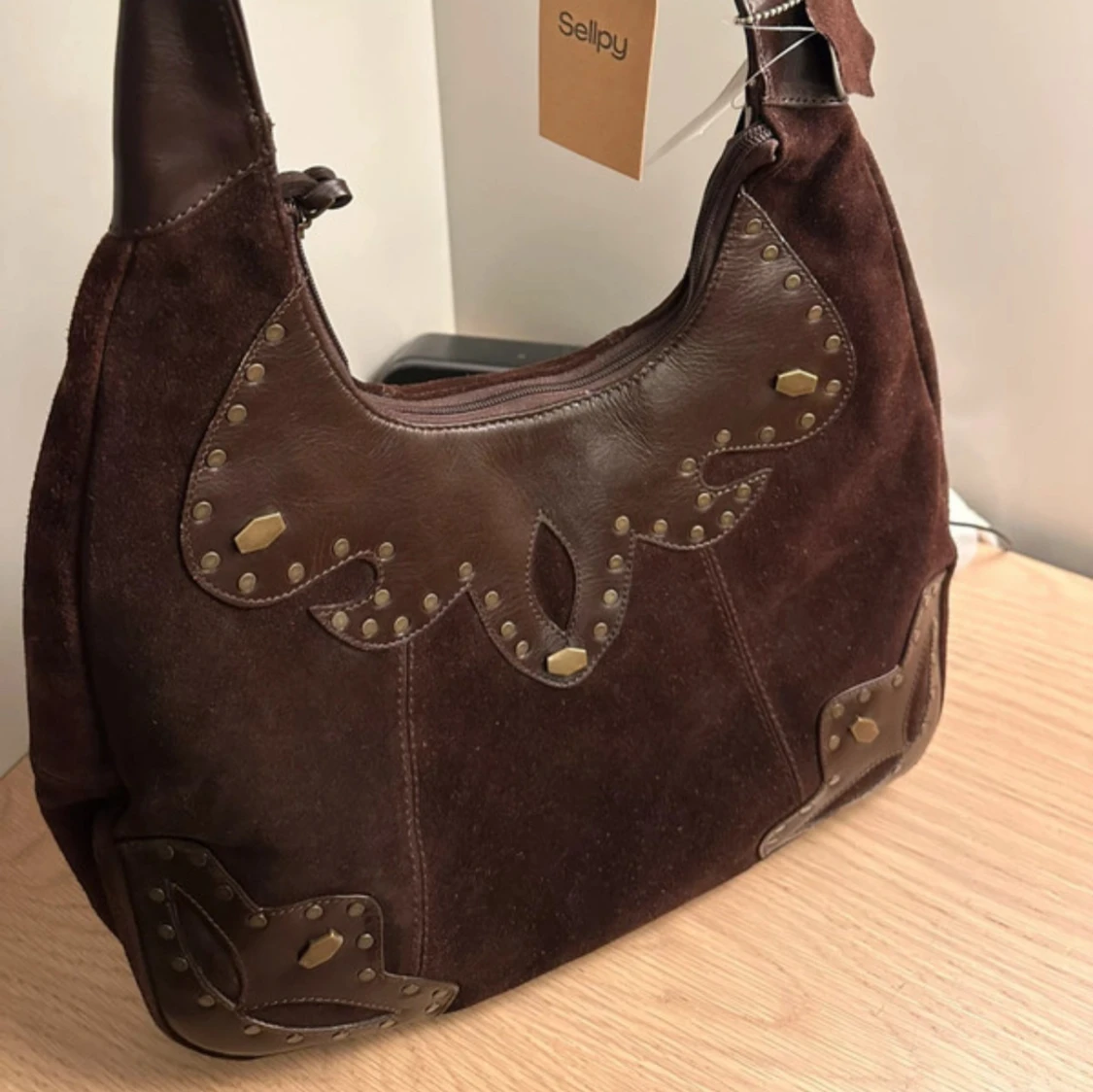 SÖKER- Brun axelväska i mocka med nitar