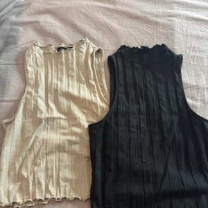 Ribbade ärmlösa toppar i svart och beige - Två snygga ribbade linnetoppar från Even & Odd köpa från zalando , en i svart och en i beige. Båda har höga halsar, vågig kant nertill och är ärmlösa. Båda två är helt oanvänd men där är inga lappar. Står att det storlek petite S. Så dem är väldigt små, skulle säga att dem passar XS.