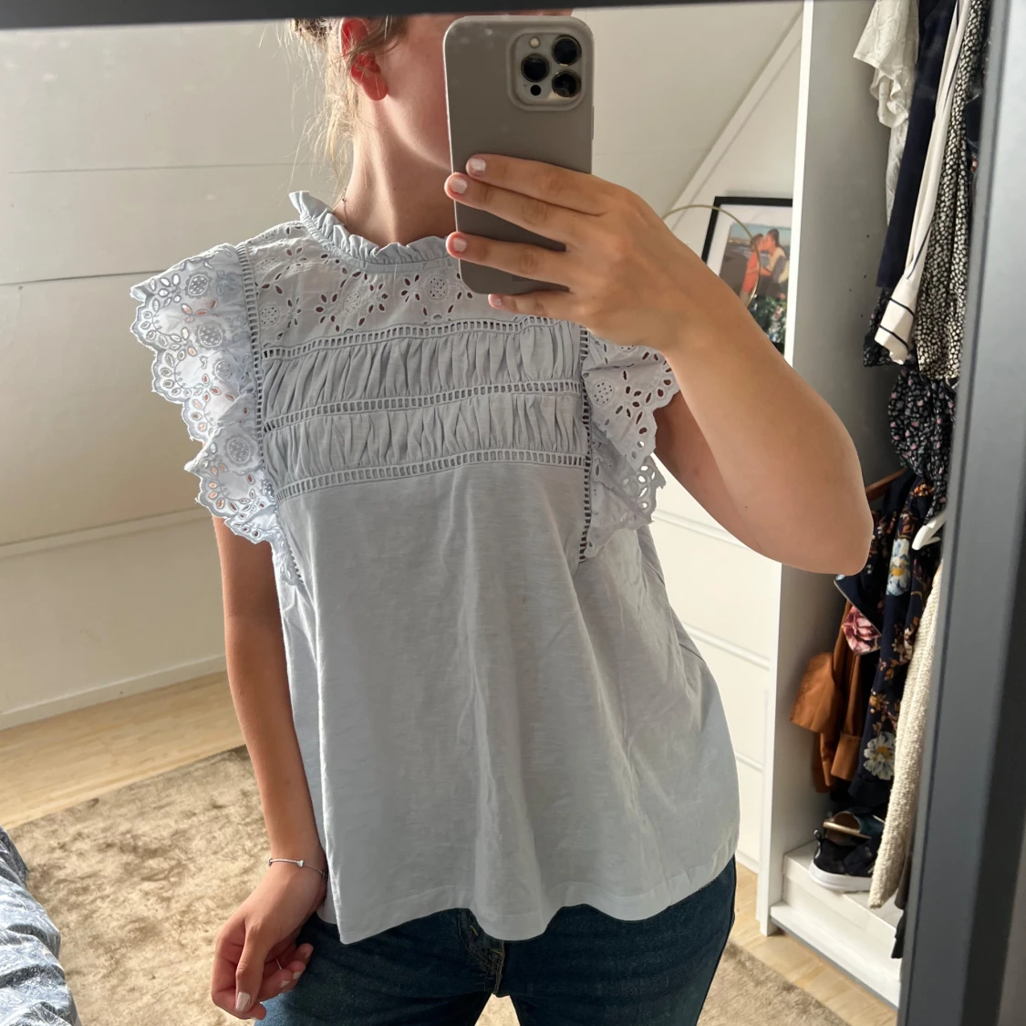 Vit blus med spets och volang