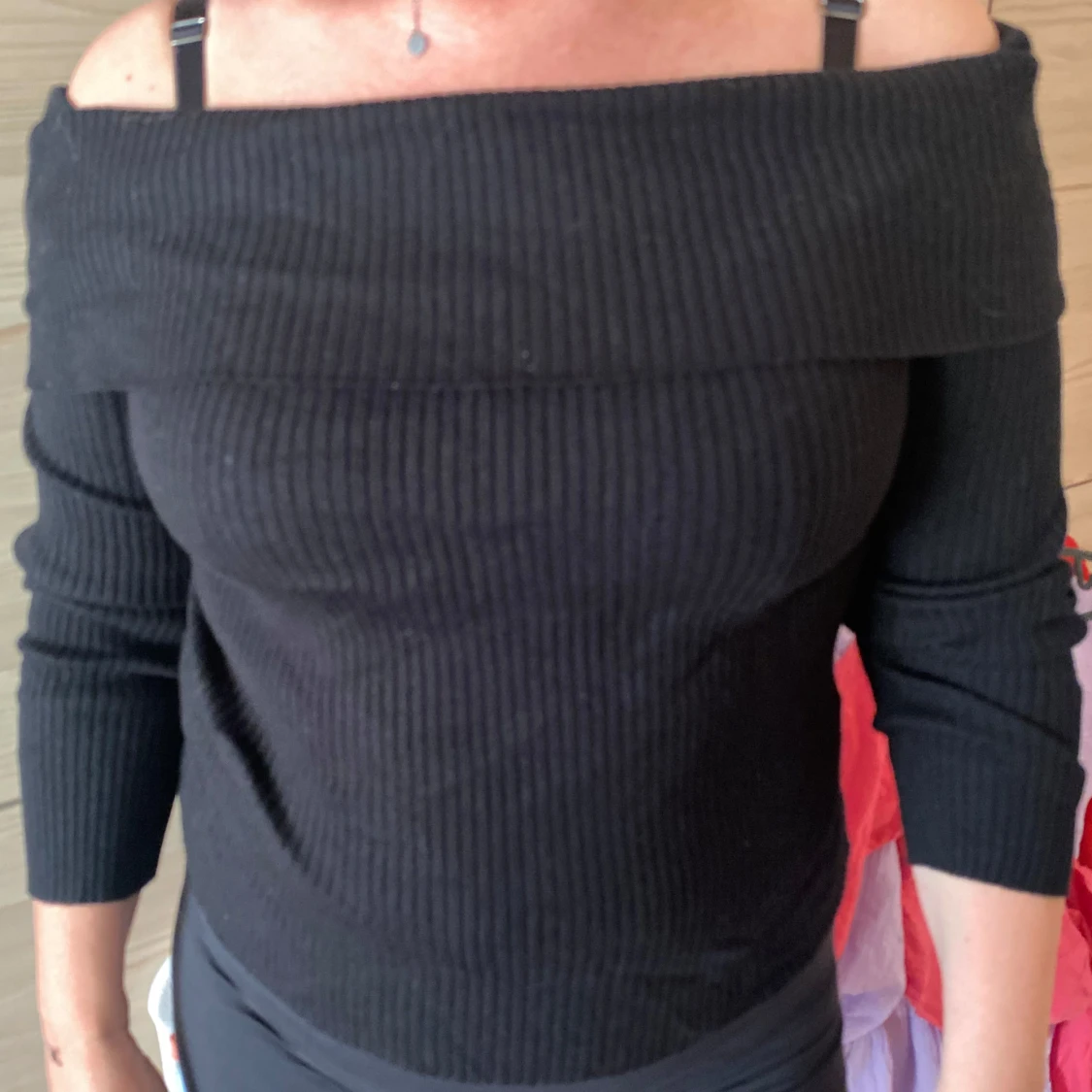 Svart ribbad offshoulder tröja