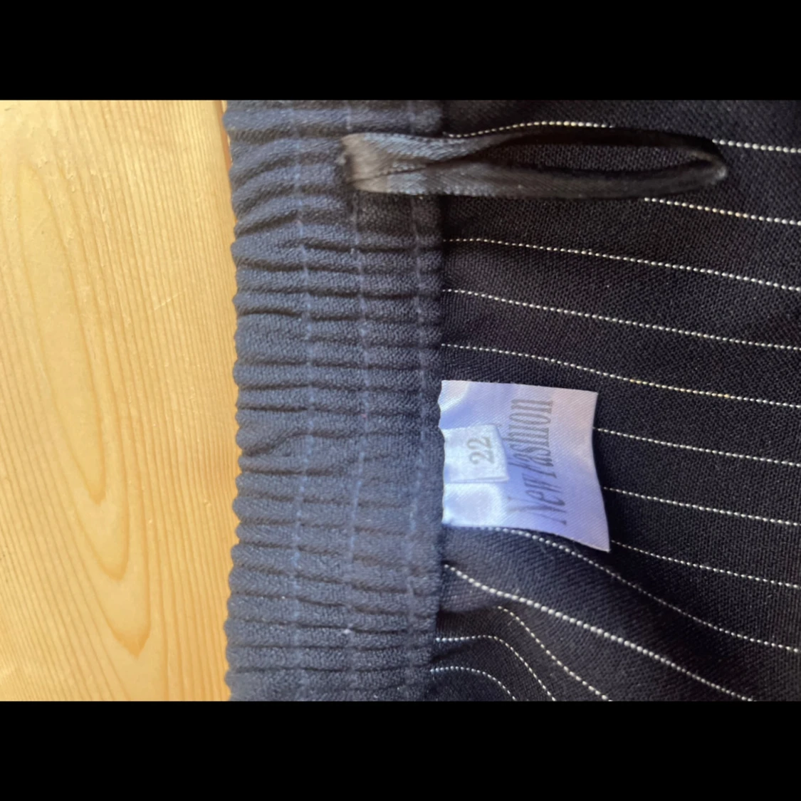 Svarta byxor med dragsko från New Fashion - 2