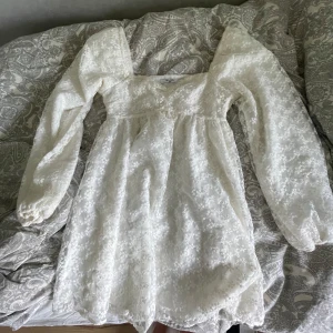 Vit klänning från Nakd - Klänning från Nakd i storlek 36💕andvänd 1 gång, säljer för 250kr💕