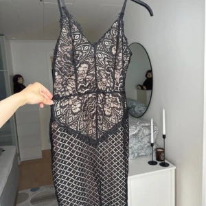 Spets klänning - Endast använd 1-2 gånger. Sista bilden är ej min bild tog från internet för att visa hur den ser ut på.