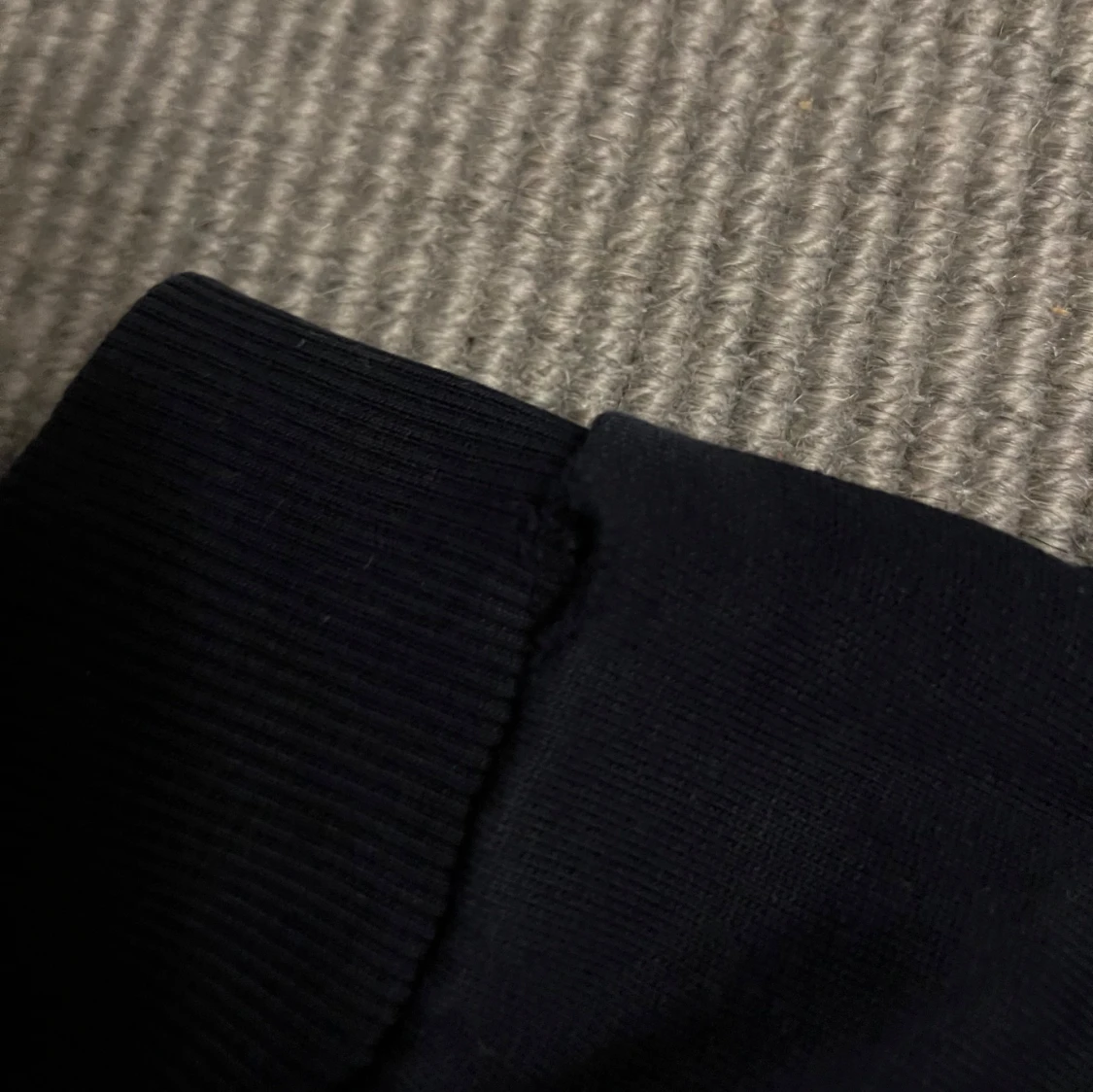 Marin blå hoodie från Les Deux med tryck - 3