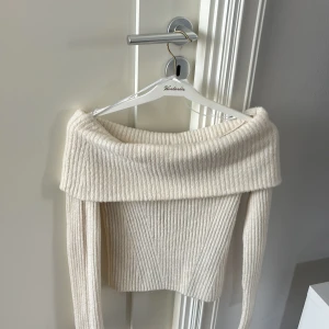Offshoulder ribbad tröja H&M XS - Superfin ribbstickad offshoulder-tröja från H&M i ljusbeige. Tröjan har lång ärm och bred krage som vilar snyggt över axlarna. Perfekt för dig som gillar en stilren och trendig look med lite extra edge.