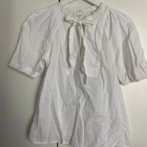 Vit linneblus med knyt och puffärm - Superfin vit blus från H&M. Aldrig använd. Kontakta vid frågor osv 😊
