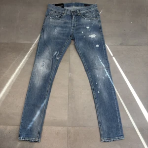 Dondup Jeans - Känd och omtyckt modell. Inga defekter utan är fabriks design. Nypris ca 4000kr