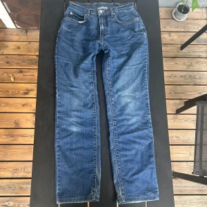 Midwaist vintage jeans - Säljer ett par blå jeans från Newhouse med snyggt gult broderi på ena bakfickan. 👖 Byxorna är midwaist med raka ben i storlek 34, väldigt bra skick!  💙