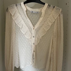 Blus från Zara  - Créme vit blus från Zara säljer då den inte kommer till användning av mig 