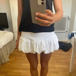 Vit volangkjol med bubblig form - Supersöt vit kortkjol med volang och bubblig form. Från Zara 