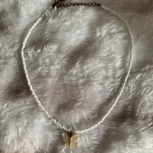 halsband med berlock - Den är använd men ser fortfarande fin ut på💗 ifall man vill ha billigare frakt så går det också med swish. Då frakten endast är 22kr med postnord till brevlåda