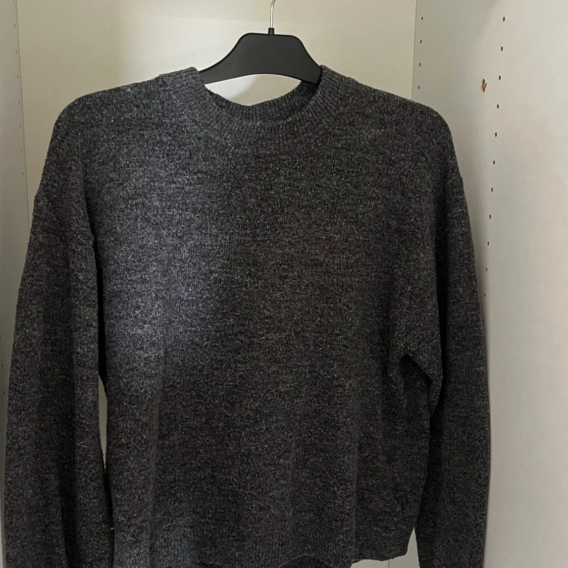 Mörkgrå stickad tröja från H&M