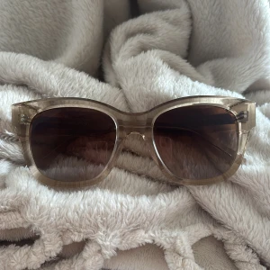 Chimi 07 ecru BYTER - ‼️🚨ENDAST BYTE🚨 ‼️Vill gärna byta mina chimis i modell 07 färgen Ecru till ett par svarta i samma modell (svarta 07) då betalar vi endast frakt. SÄLJER INTE