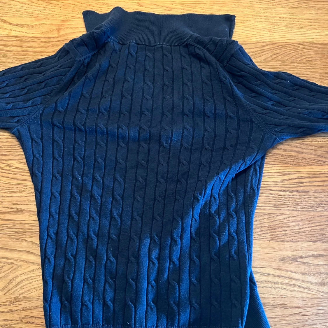 Marinblå kabelstickad kofta från Gant - 1