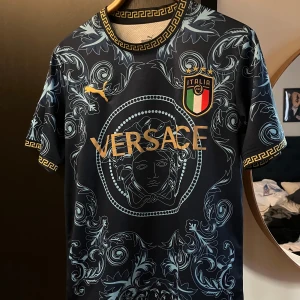 Italien fotbollströja  - Italien fotbollströja Puma, storlek S och färgen är blå