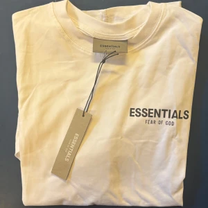 Essentials Fear of God t-shirt - Helt ny Vit t-shirt från Essentials Fear of God. Den har en svart logga tryckt på bröstet och en bakom på nacken. Klassisk rund halsringning och avslappnad passform. Perfekt för en snygg look. Taggen sitter kvar på tröjan. Passform: Oversized. Kom med frågor😁