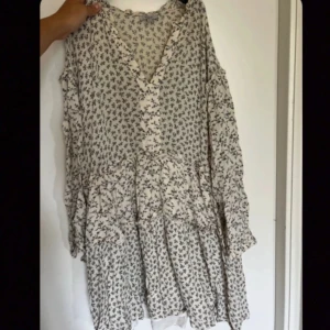 Blommig kortklänning från Rails - Superfin klänning från rails i mycket bra skick!!