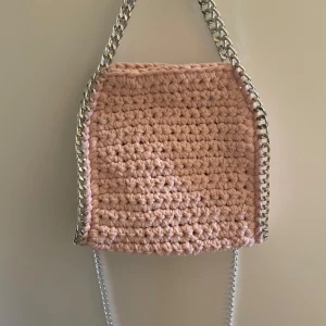 Stella McCartney liknade väska - Så så söt rosa Stella McCartney liknande väska. Virkad noggrant för hand. Passar till alla tillfällen! Skriv gärna vid frågor! 