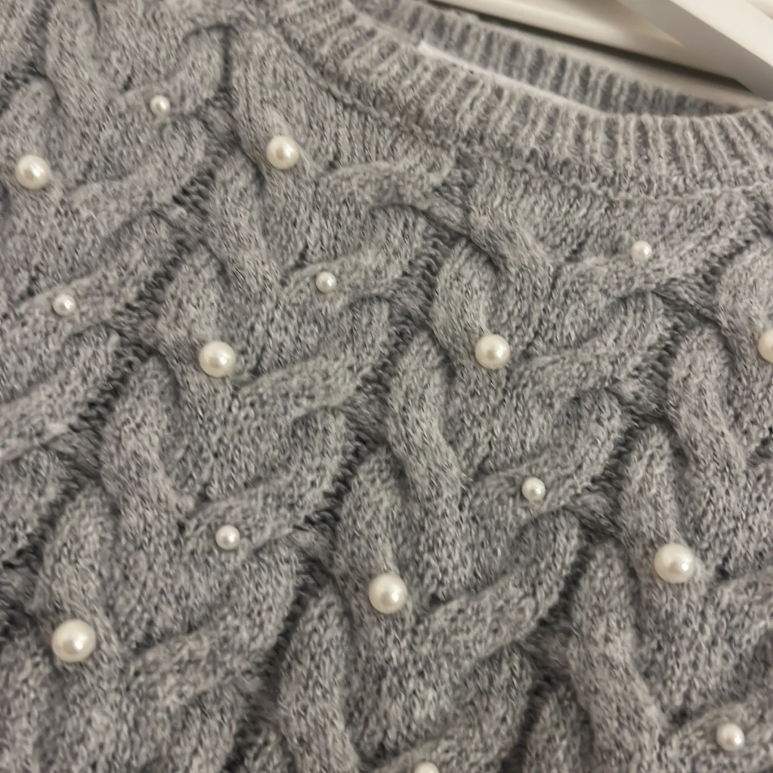 Grå stickad tröja med pärlor från Zara - 1