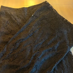 Svart spetsbyxor och svart spets blus från neo noir💕 - Svart spet blus och svarta spets byxor (säljs tsm) 💕 byxorna är i storlek s (36) och blusen är i storlek 40 men är liten i storlekn💕 byxorna har prislapp på sig och är aldrig använda och blusen har tyvärr inte prislapp på men är aldrig använda💕 fler bilder kan skickas💕ny pris på byxorna är 749kr och ny pris på blusen är 549kr💕