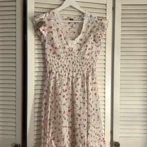 Blommig kortklänning från  - Supersöt klänning storlek L 