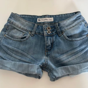 Blå jeansshorts  - Snygga blå jeansshorts från Monday Jeans med klassisk femficksdesign, dubbla knappar och uppvikta benslut. Perfekta för varma dagar och har en avslappnad passform. Tidlös denimlook som funkar till allt.