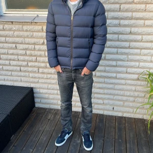 Herno jacka - Säljer nu denna snygga vinterjacka från märken HERNO som är kända för sina exklusiva kläder i sjukt hög kvalite! Size 48 motsvarar S! Skick 8,5/10 jättebra skick enstaka tecken på användning. Nypris 6000kr och den är slutsåld på nätet. Hör av dig vid minsta fundering 🤩