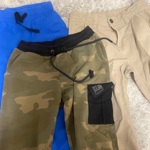 Byxor  - 3 byxor för 100 kr tillsammans alla i samma storlek. Cargobyxor, 2 streetstyle och sköna byxor. Storlek 152. Knappt använda helt nya nästan förutom de gröna, men fräscha. Man kan köpa separata också 50 kr styck. Cargo byxorna från Kappahl, de blåa är från pepperts, de gröna är från Cubus 