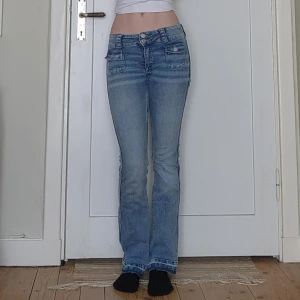 Lågmidjade jeans från hm - Säljer mina fina bootcut jeans från hm då de inte riktigt är min smak längre💗 De är gjorda i ett material som töjer sig bra, de har snygga detaljer i fram och sitter väldigt bra🙏 de är i storlek 158 men passar mig som är xs bra.