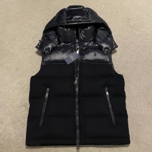 Ralph Lauren väst - Säljer denna stilrena marinblåa Ralph Lauren västen i ett exceptionellt skick!🌟 Storlek L men passar M. Hör av dig vid eventuella funderingar eller behov av bilder! 