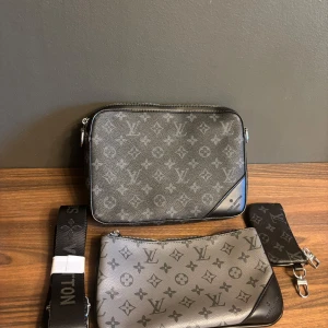 Axel väska - Helt ny aldrig använd, dustbag finns som skickas med. Fraktar oftast samma dag. Bor du nära Gbg området kan du förvänta dig att få den inom 1-3 arbetsdagar mvh palmshop🌴