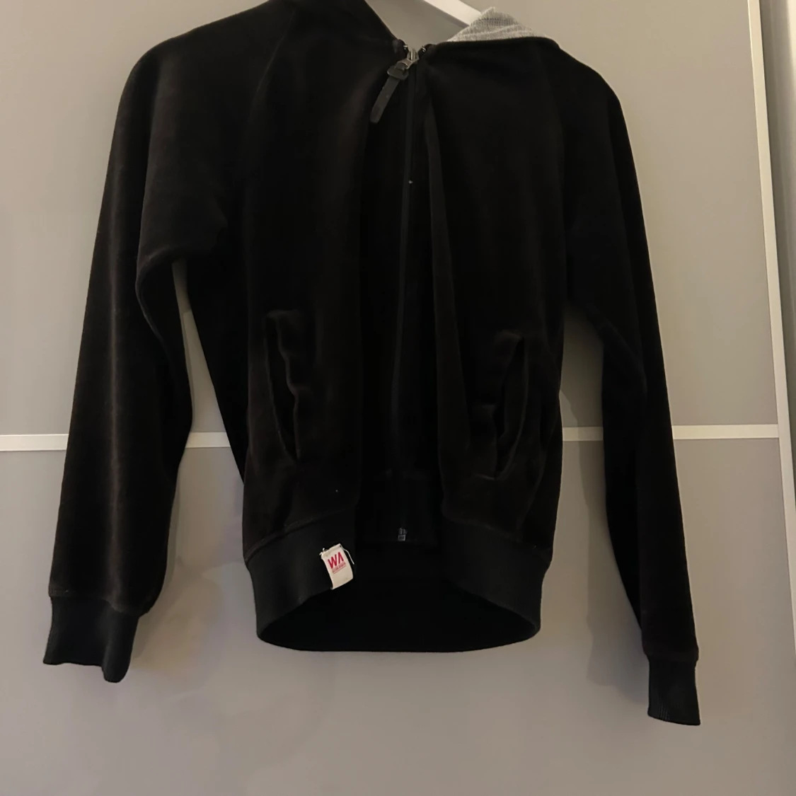 Svart velour hoodie med huva