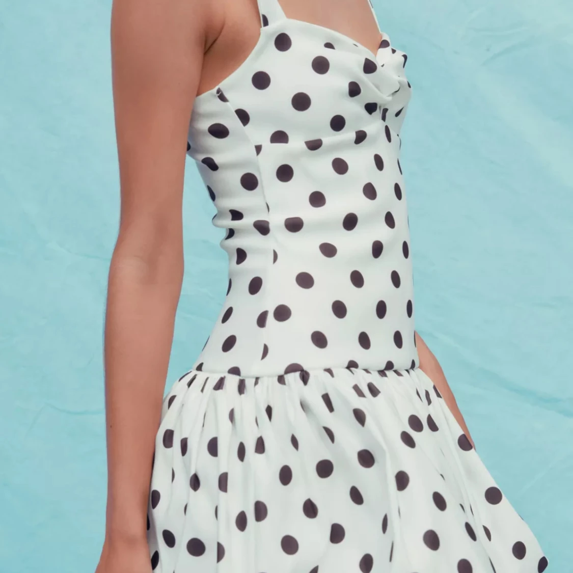 Vit kort prickig klänning med ballongkjol - 1
