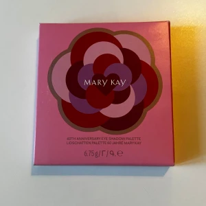 Mary Kay 60th Anniversary ögonskuggspalett - Limited edition ögonskuggspalett från Mary Kay med fyra nyanser: skimrande vit (Pink Diamonds), rosa (Iconic Pink), lila (Legacy Lilac) och mörkröd (Burgundy Crown). Snygg rosa förpackning med spegel och grafiskt blommönster. Perfekt för kreativa och färgstarka ögonlooks.