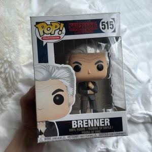 Brenner (Stranger Things) Pop! Television #515 - Cool samlarfigur från Stranger Things! Brenner i klassisk Pop! Vinyl-stil, perfekt för fans av serien och dig som älskar unika prylar. Snygg förpackning och en grym detalj till din hylla eller samling. Pris kan diskuteras!