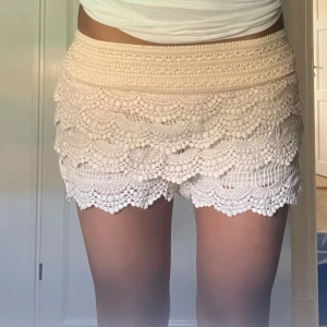 Beiga spetsshorts - Supersöta beiga spetsshorts med en bred resår i midjan. Skickar inom 24h, djur och rökfritt hem! Kontakta gärna för frågor💕