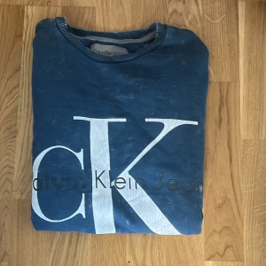 Calvin Klein  - Calvin Klein tröja med unik design, skriv vid funderingar osv☺️
