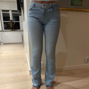 Ljusblå bootcut jeans från Zara - Snygga ljusblå jeans med bootcut passform och medelhög midja. Jeansen är någorlunda stretchiga. Har sprättat upp dem där nere så de skulle passa mig som är 174. Säljer pga att de inte kommer til användning längre!