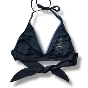 Svart bikiniöverdel med pärldetaljer - Så fin 2000s bikinitopp med pärlor på framsidan! Ingen lapp men gissar att den passar 36/38 då den knyts, använd gärna köp nu <3