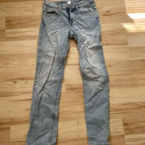 Ljusblå straight jeans från &Denim - Säljer ett par ljusblå jeans från &Denim i rak modell med regular fit och mid waist. Klassisk femficksdesign och snygg tvättad denim. Perfekta för dig som gillar en enkel och clean look.