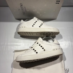 Valentino skor - Hej! Säljer nu mina skor från märket Valentino, storlek 37.5 bra skick, allt på bilden ingår. givetvis äkta. Tveka inte på att höra av dig om du har frågor eller funderingar kring skorna! 