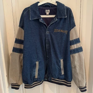 bomberjacka i denim - Snygg jacka från BDG Jeans i denim. Strl L.