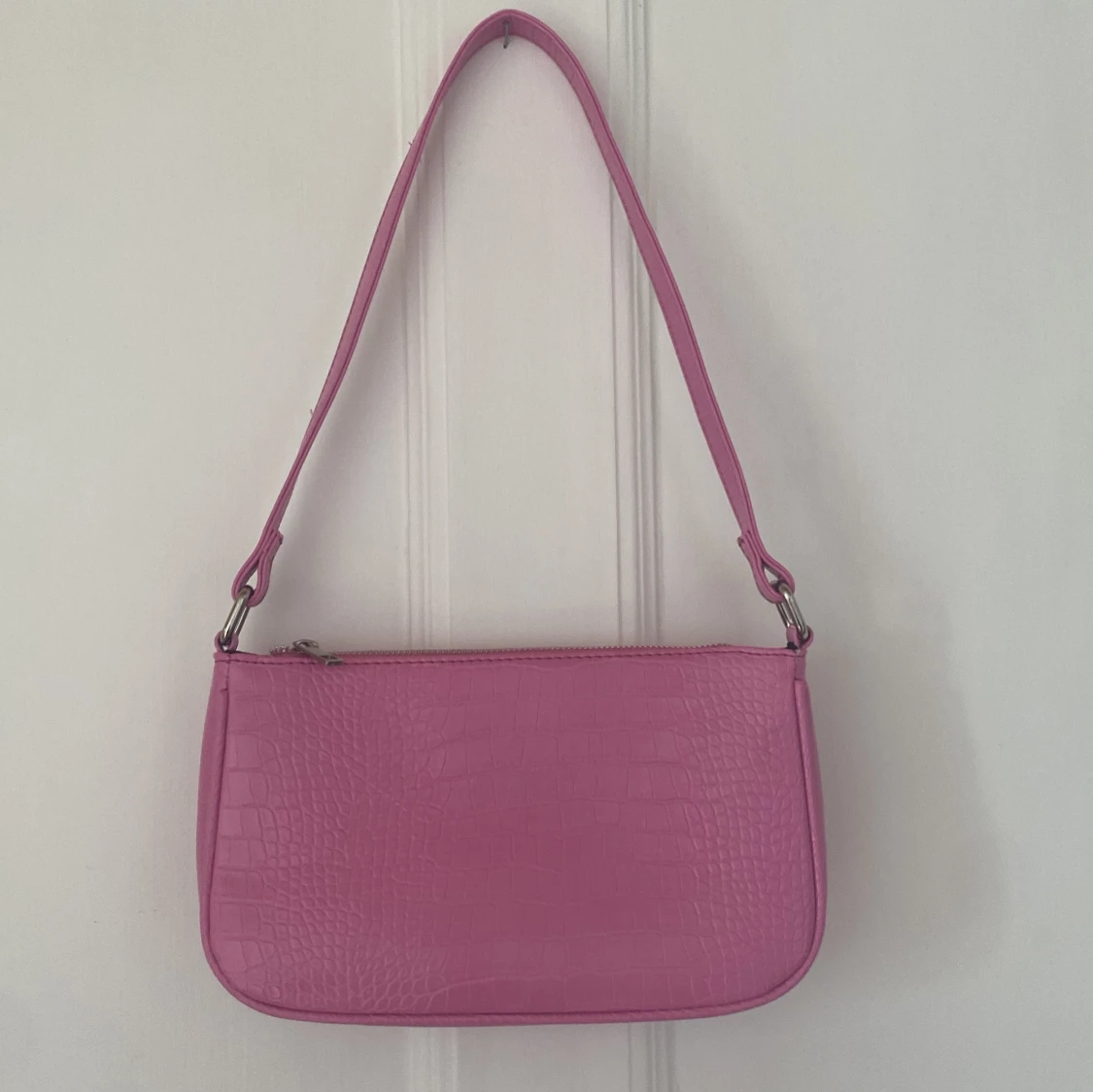Rosa axelväska i croco-imitation - 1